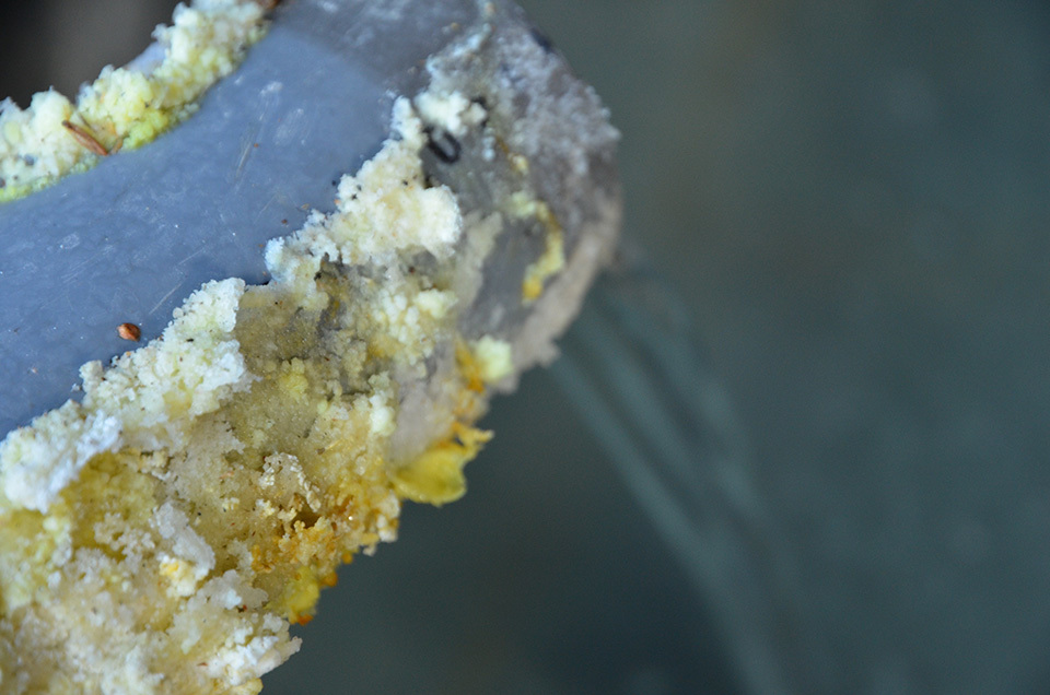 温泉成分の複雑さを示す湯ノ花の結晶